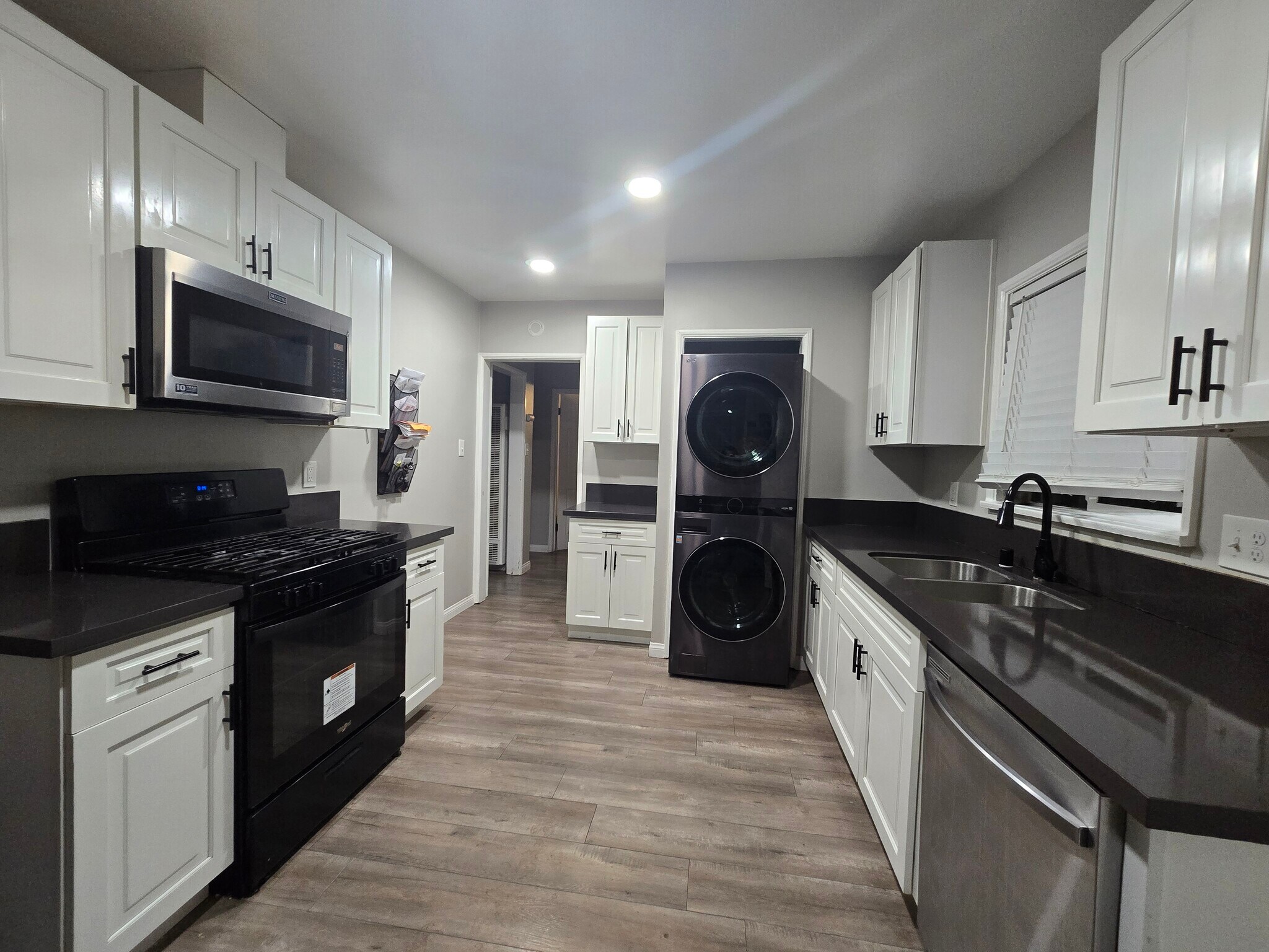 Building Photo - 1030 W Temple St