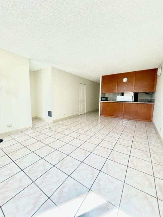 Building Photo - Charming 1-Bedroom, 1-Bath Likini West Unit – Available August 5, 2026