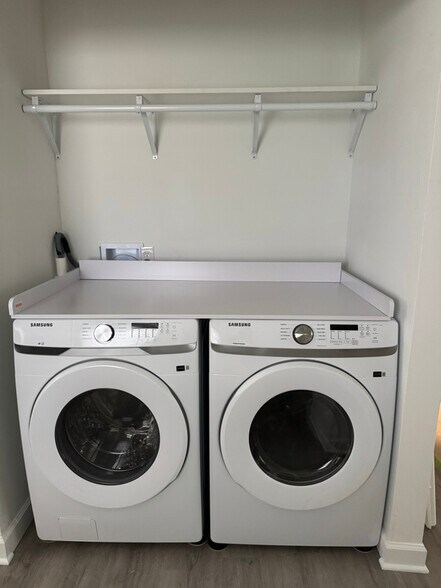 Building Photo - 717 W Oakley Ave