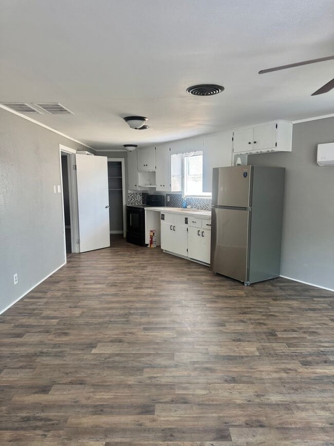 Building Photo - 1 Bedroom Home across from Angelo State Un...
