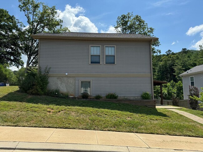 Building Photo - Weaverville - Modern, Three Bedroom, Fenced Yard