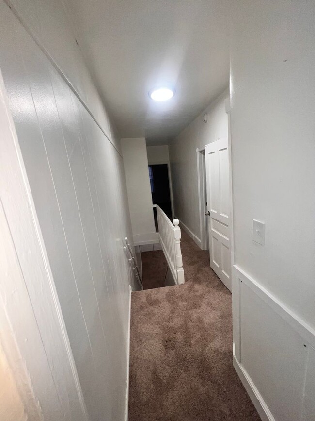 Building Photo - Newly Refurbished 3 Bedroom Townhome with ...