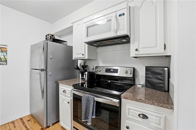 Building Photo - 10 Dogwood Dr