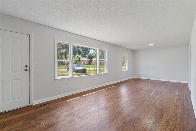 Building Photo - Newly renovated 3bed 1beath for rent!