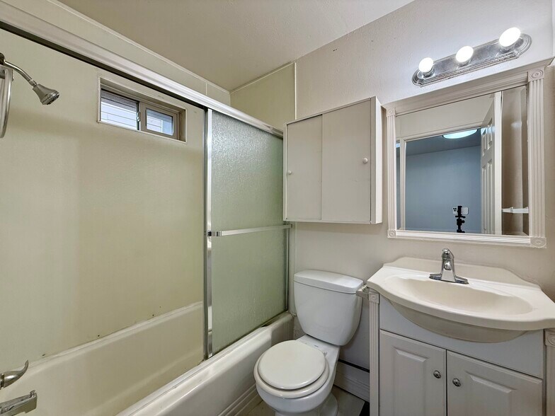 Building Photo - 1151 Belford Ave