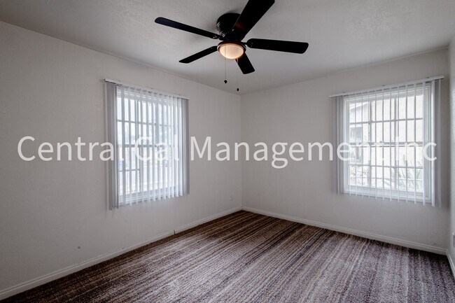 Building Photo - 4 Bedroom/2 Bath Home in Central Bakersfield - $1995 Per Month!