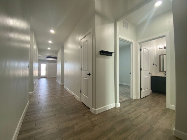 Building Photo - East El Paso 4 bed 2 bath Refrig A/C with gorgeous landscaping!