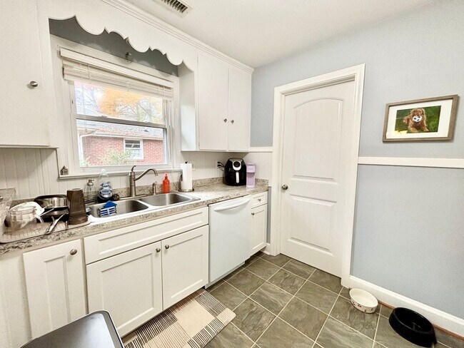 Building Photo - Cozy Home in Norfolk!