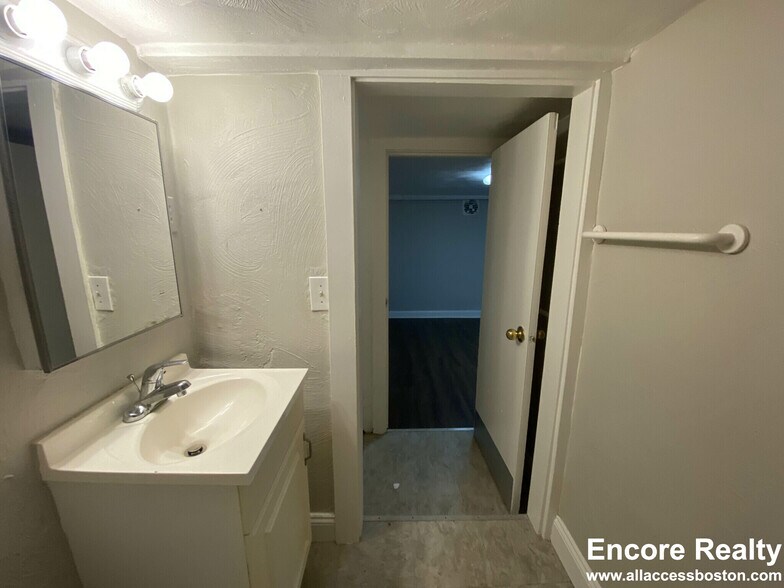 Building Photo - 216 Banks St