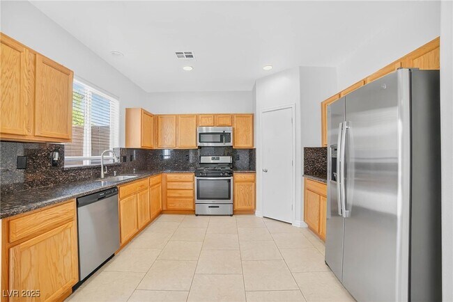 Building Photo - 2872 Strathallan Ave