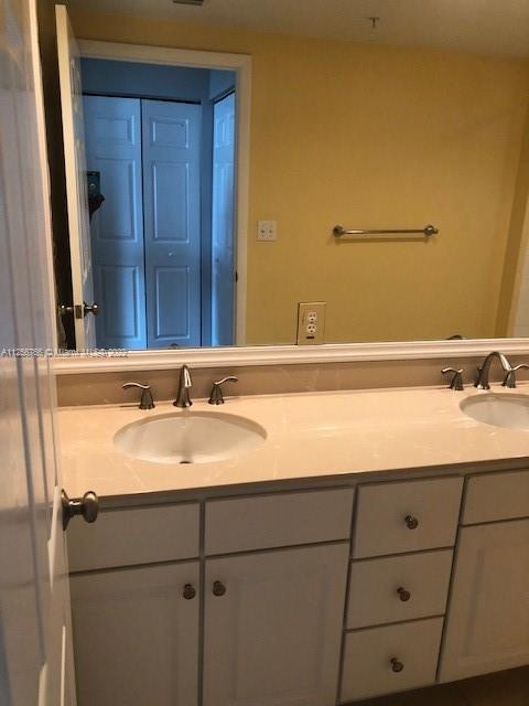 Building Photo - 2000 N Bayshore Dr