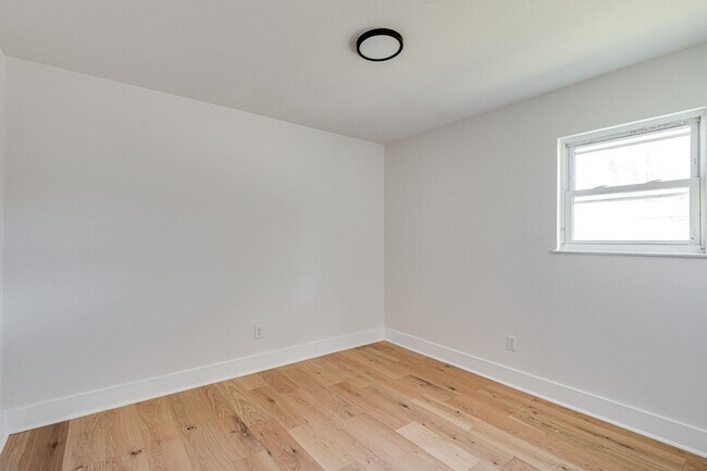 Building Photo - FULLY RENOVATED duplex in East Ridge!
