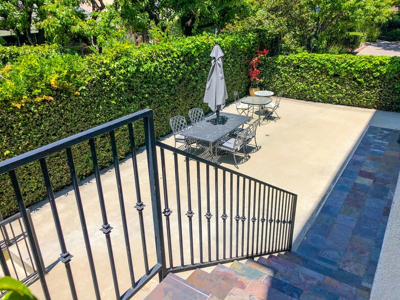 Building Photo - 2027 Beloit Ave