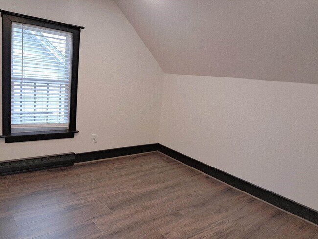 Building Photo - 42 Bowery St