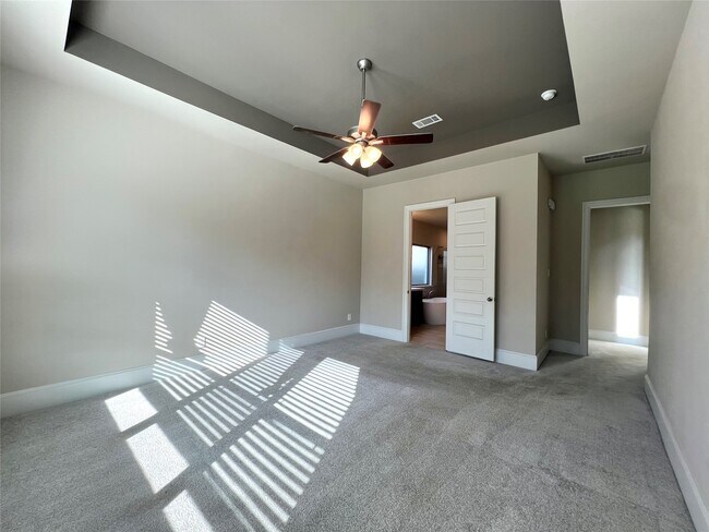 Building Photo - 15815 Sunlit Falls Dr