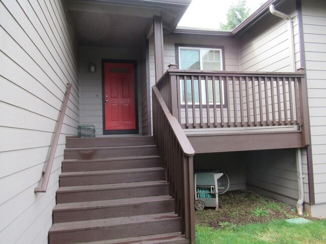 Building Photo - Large Four Bedroom in South Salem