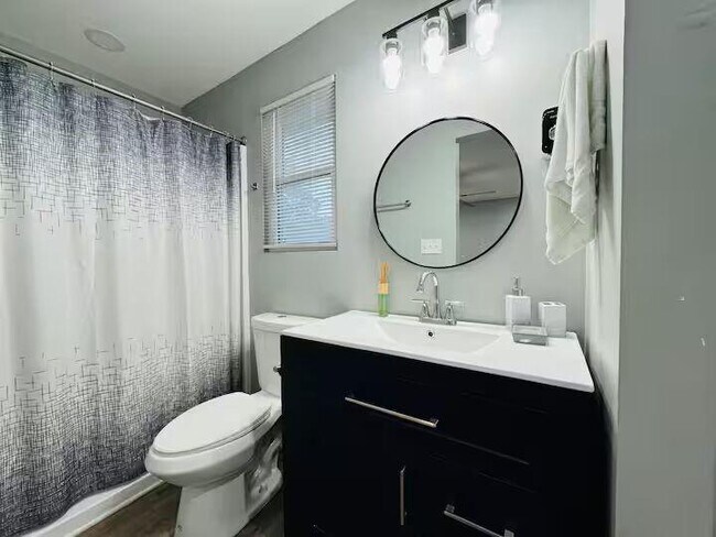 Building Photo - 500 Denham St