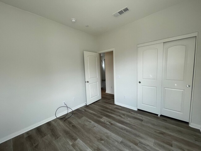 Building Photo - Beautifully upgraded townhome with 2-car i...