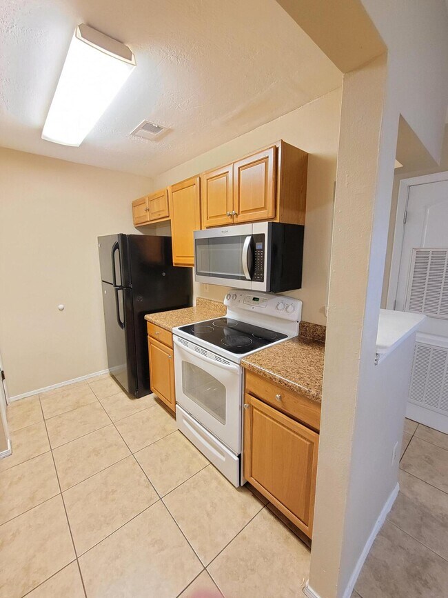 Building Photo - 1614 Green Briar Pkwy