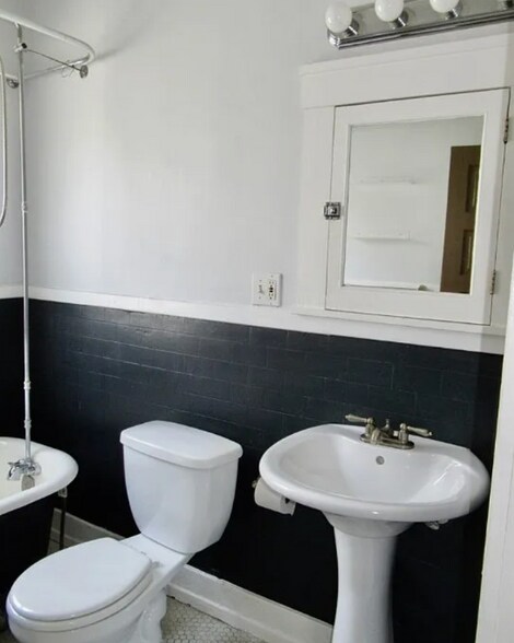 Building Photo - 818 Amherst St