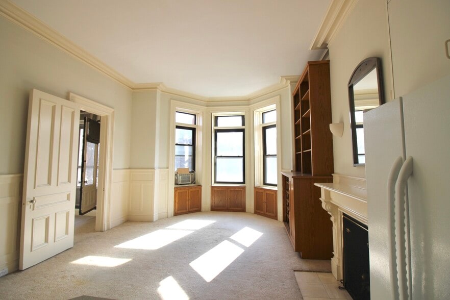 Building Photo - 323 Commonwealth Ave