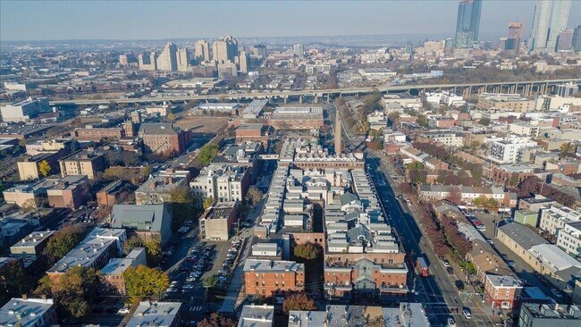 Building Photo - 187 Wayne St