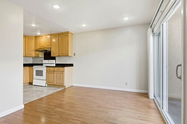 Building Photo - Sunset Park Townhouse Available for Rent!