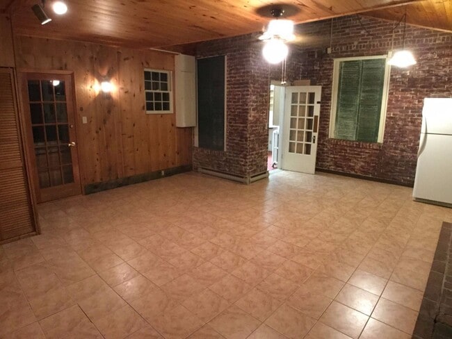 Building Photo - Radford, 5 BR / 2.5 BA, Available in August