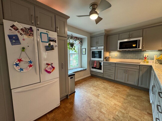 Building Photo - Refreshing 4 Bed 2/2 Bath End Unit Townhom...