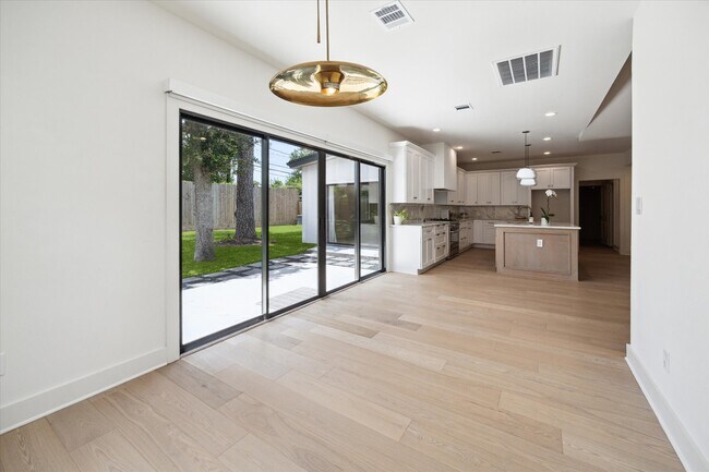 Building Photo - 10159 Brinwood Dr