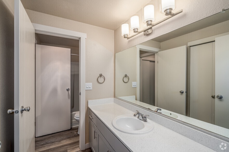 2BR, 1BA - 925SF - Bathroom - Bennett Properties Inc. DBA Villa Bonita