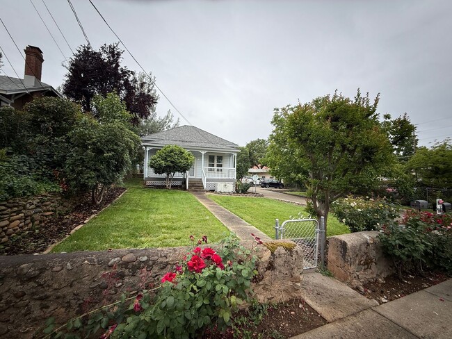 Building Photo - 3-bedroom, 1-bath home in Redding blends historic charm with modern finishes!
