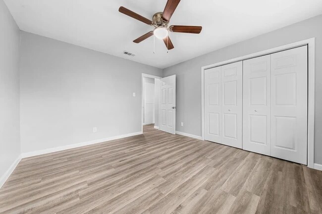 Master bedroom - 124 Wind Ridge Dr