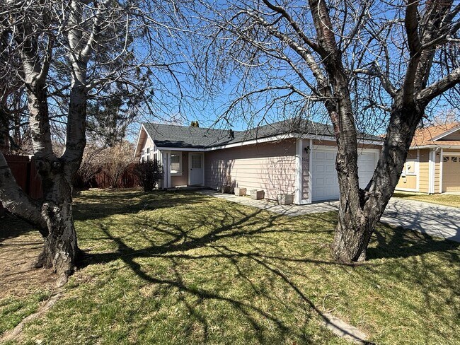 Building Photo - 3 bedroom, 2 bath home