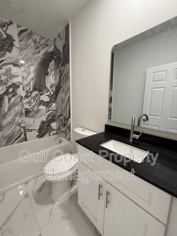 Building Photo - 1726 NE 13th St