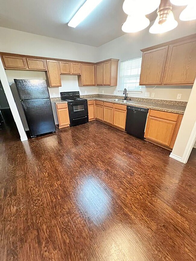 Building Photo - Nice 3 Bdrm 2 Bath Home in Sherman Texas