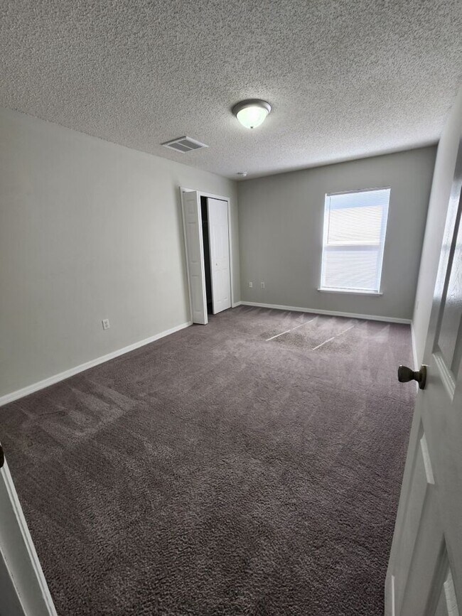 Building Photo - 4/2 Contemporary Style house