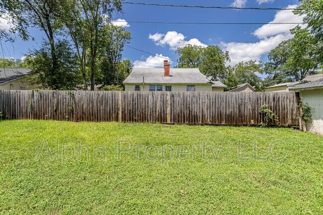 Building Photo - 654 Maywood St
