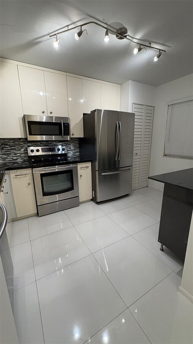 Building Photo - 9560 Weldon Cir
