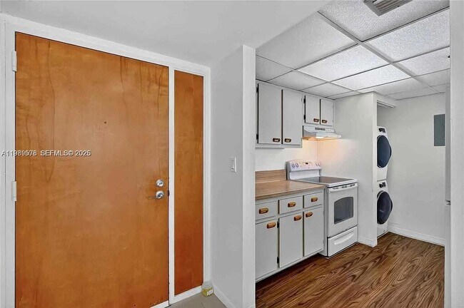 Building Photo - 7601 E Treasure Dr