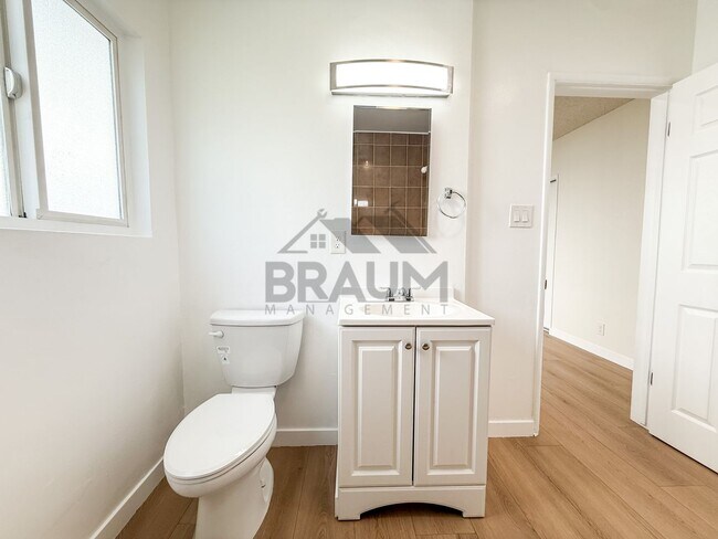 Building Photo - 13129 Oxnard St