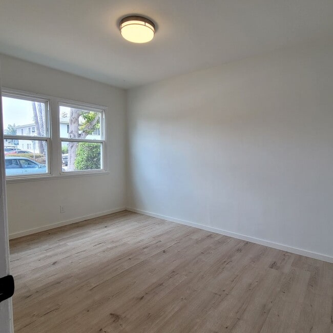 Building Photo - Nice ground floor 2 bdrm midtown Ventura Apt. $2400