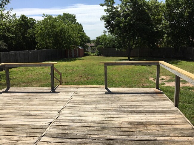 Building Photo - 3 Bed/2 Bath Home with Additional Space -- Available After August 10, 2026