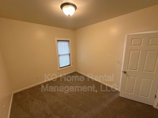 Building Photo - 1217 W 47th St