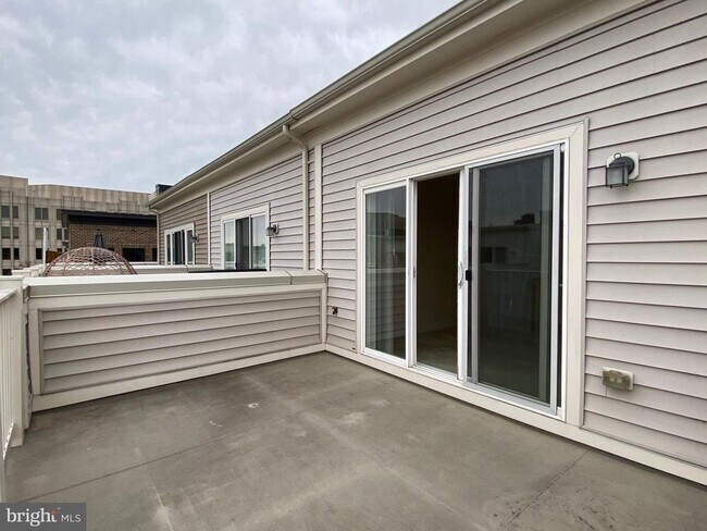 Building Photo - 924 King Farm Blvd