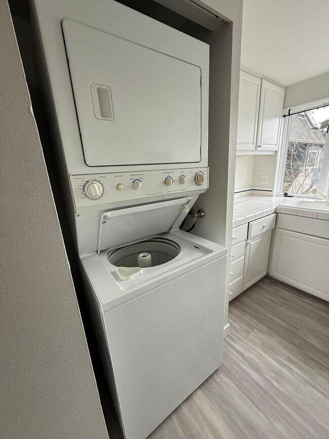 Building Photo - Beautiful Hayden Bay Condo with Mount Hood, River and Marina Views!