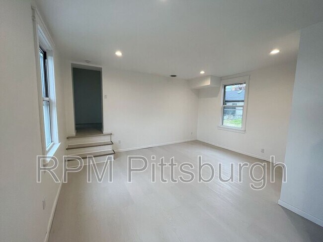 Building Photo - 2019 E Beckert Ave