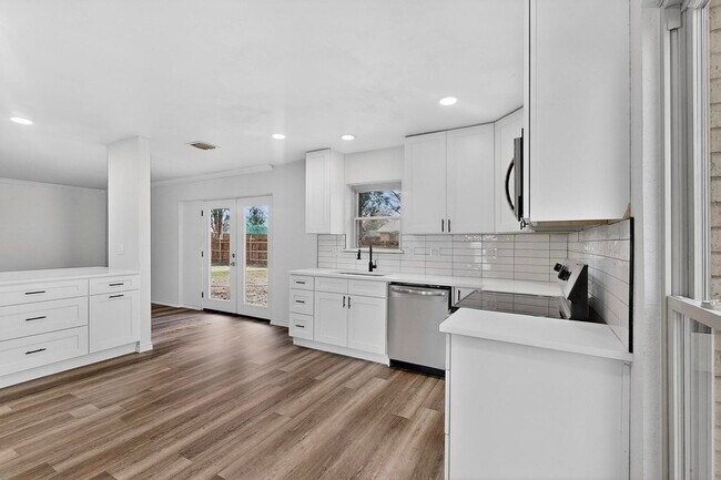 Building Photo - 5516 Laredo Ln