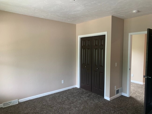 Building Photo - 321-321 Caroline St