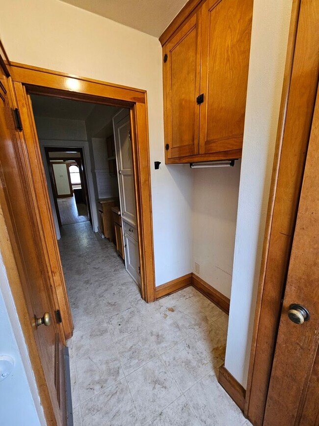 Building Photo - Cozy Single-family Home